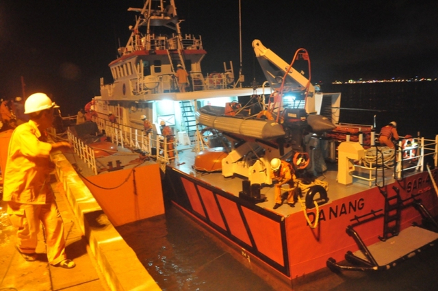 21h30 tối 26-10, tàu SAR 412 của Danang MRCC đã đưa 13 ngư dân gặp nạn trên biển vào bờ an toàn. Ảnh Đ.H