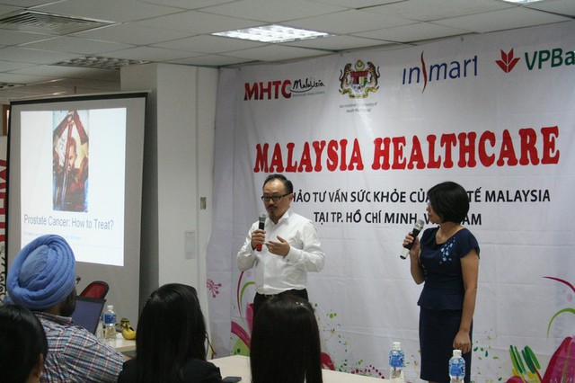 Ông TE Cheam, CEO Insmart Việt Nam, chia sẻ cùng cộng đồng tham gia hội thảo sức khỏe do đơn vị này tổ chức.