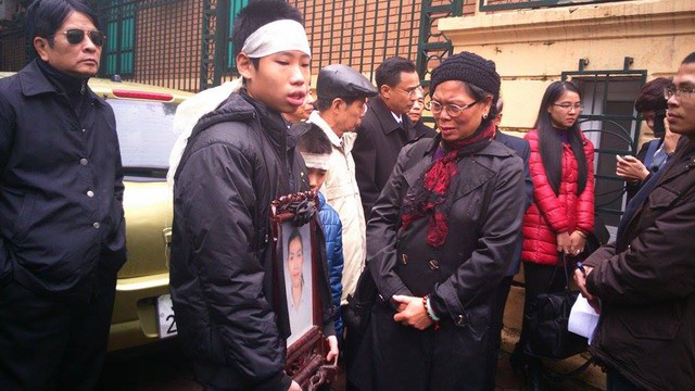 Bà Nguyễn Thị Hiền nghẹn ngào khi nhìn 2 cháu ngoại bưng di ảnh đứa con gái xấu số.