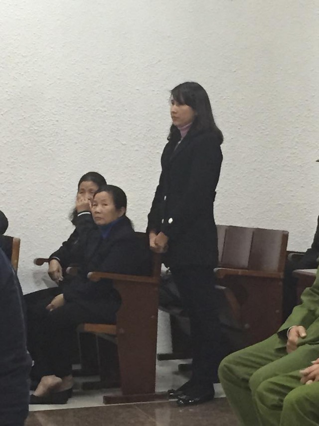 Vợ bị cáo Nguyễn Mạnh Tường trả lời tại tòa.