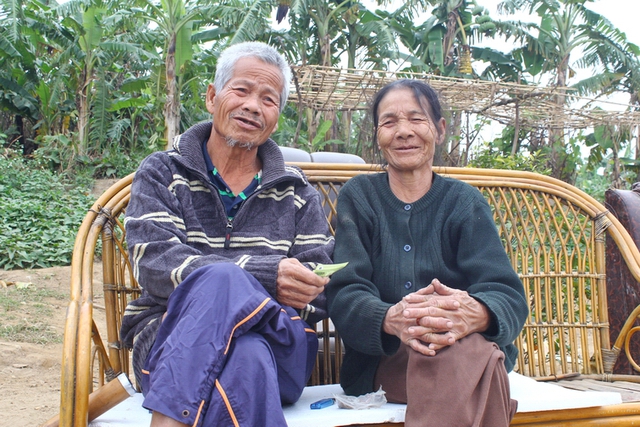 Ông Nguyễn Văn Thành (78 tuổi) sinh ra trong gia đình nghèo đông anh em ở xứ Mường thuộc huyện Cẩm Thủy, tỉnh Thanh Hóa. Còn vợ là bà Nguyễn Thị Thủy (76 tuổi) quê Thái Bình.