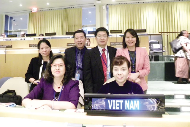 Đoàn Việt Nam bên lề phiên họp đặc biệt của Đại hội đồng Liên Hợp Quốc về Dân số và Phát triển. Ảnh: T.L