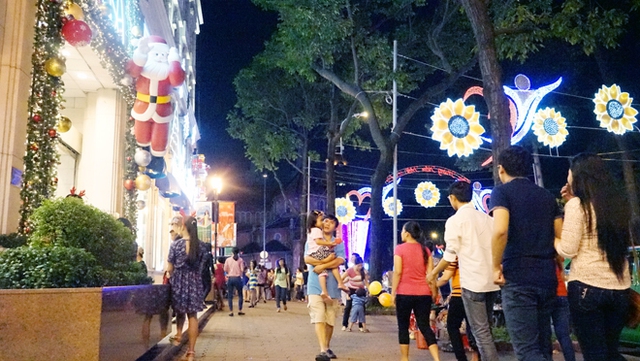 Chỉ còn vài ngày nữa là đến Noel, các con phố ở trung tâm Sài Gòn được trang hoàng lộng lẫy thu hút hàng nghìn người đổ về tham quan mỗi đêm.