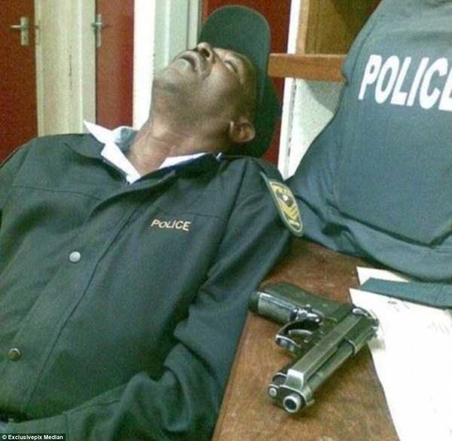 Cảnh sát ngủ gật quên cả cất súng