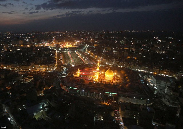 Đền thờ Imam Hussein tại thành phố thánh Karbala được thắp sáng trong đêm cuối cùng của lễ tưởng niệm.