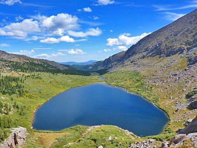 Chiêm ngưỡng những hồ nước hình trái tim đẹp nhất thế giới