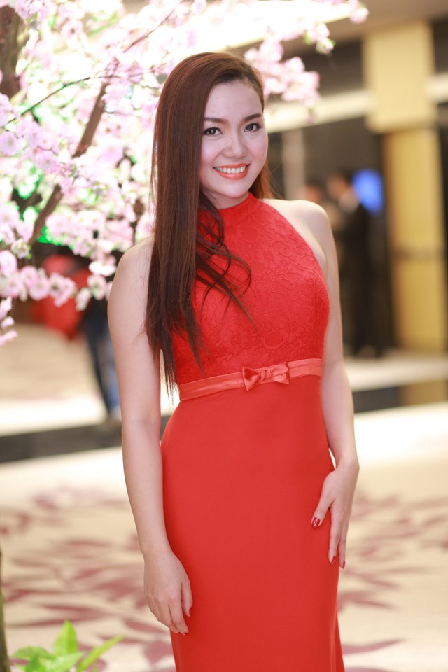 Không thua kém các người đẹp, tối qua Ngọc Anh cũng diện một bộ đầm ren màu đỏ rất quyến rũ. 