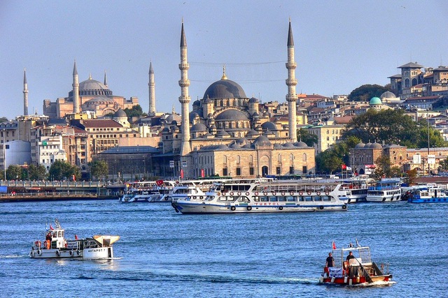 là thành phố lớn nhất, đồng thời là trái tim kinh tế, văn hóa và lịch sử của Thổ Nhĩ Kỳ, 
