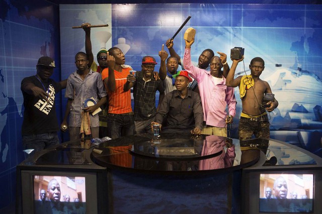 Những người biểu tình chống chính phủ chiếm đã chiếm được trường quay của đài truyền hình quốc gia ở Ouagadougou, thủ đô của Burkina Faso, hôm 30/10. Hàng ngàn người biểu tình tuần hành tới dinh Tổng thống Burkina Faso sau khi đốt tòa nhà Quốc hội và lục soát các văn phòng của đài truyền hình quốc gia, buộc Tổng thống Blaise Compaore phải mở rộng những quy tắc trong suốt 27 năm qua của mình.