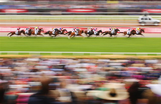 Các cuộc đua ngựa dọc theo tấm bảng Visit Victoria Plate trong Melbourne Cup tại Flemington Racecourse vào 4/11, Melbourne, Australia.