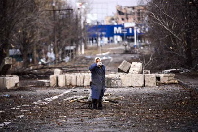 Người phụ nữ kéo một giỏ hàng với củi gỗ gần sân bay Donetsk, phía đông Ukraine hôm 3/11. Hai tháng sau khi Ukraine đã ký một thỏa thuận ngừng bắn với phiến quân thân Nga, cuộc chiến vẫn diễn ra hàng ngày ở phía đông nước này.