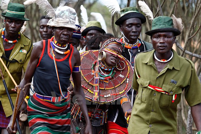 Những người đàn ông thuộc bộ lạc Pokot kèm chặt một cô gái sắp phải làm lễ cưới với một người trong bộ lạc. Ảnh: Siegfried Modola/Reuters