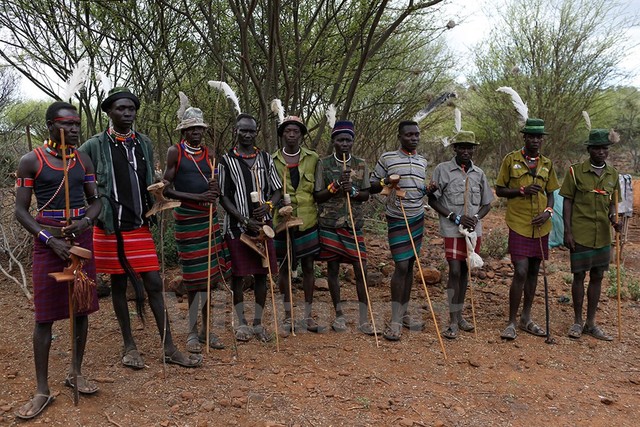 Người Pokot đứng canh gần nhà một cô bé sắp trở thành vợ của một người trong số họ. Ảnh: Siegfried Modola/Reuters