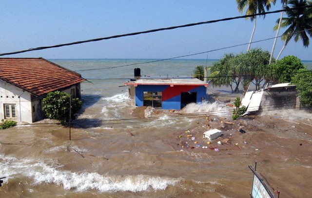 Cùng lúc đó, nững dòng nước lũ kéo vào thành phố Maddampegama ở Sri Lanka ngày 26/12. Ảnh: AP