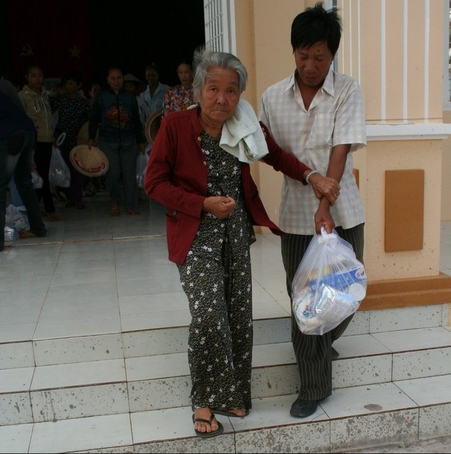 Nhiều người cao tuổi tại xã nghèo Phú Lộc đang đối mặt với chuyện cơm áo gạo tiền hàng ngày đến quên cả việc chăm lo sức khỏe.