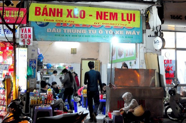 Quán nem bánh xèo nem lụi ở 166b Đội Cấn...