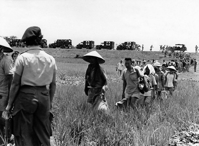 Tù binh người Việt được quân Pháp trả tự do qua sự trung gian của tổ chức Chữ Thập Đỏ.