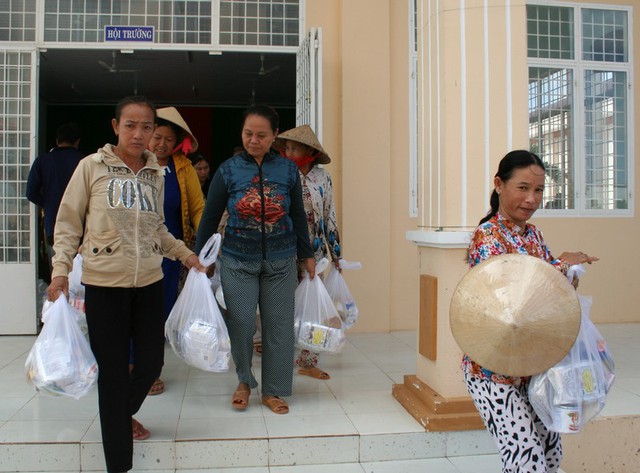 Bà con nghèo, khó khăn ở xã biên giới Phú Lộc đã có một ngày vui.