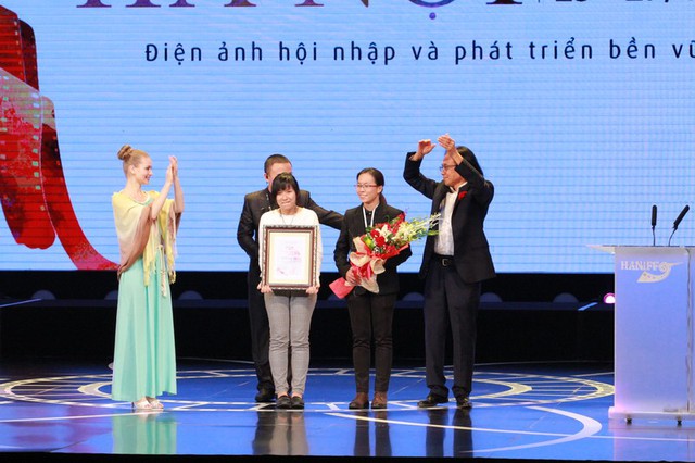 Phim ngắn Ngoài kia có gì? của Việt Nam giành giải thưởng