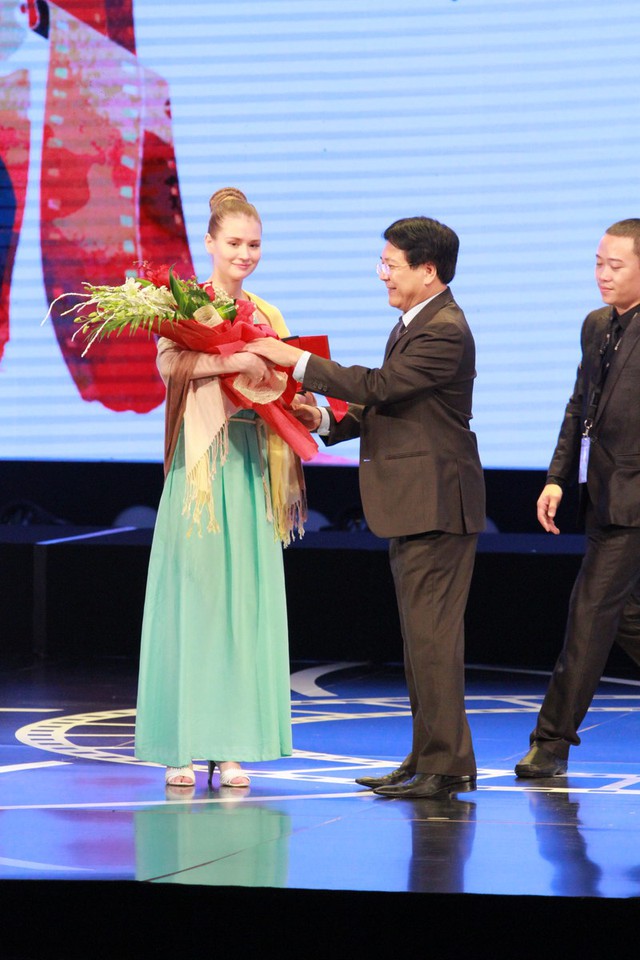Giải Nữ diễn viên xuất sắc nhất được trao cho diễn viên người Nga