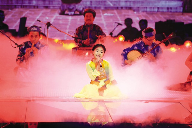 Thiện Nhân chinh phục khán giả với màn hát chầu văn “Cô đôi thượng ngàn”. Ảnh: Lý Võ Phú Hưng