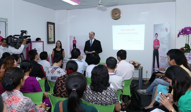 Đại diện Roche Việt Nam nói đang quyết tâm nhân rộng mô hình hầu giúp được ngày càng nhiều chị em phụ nữ Việt.