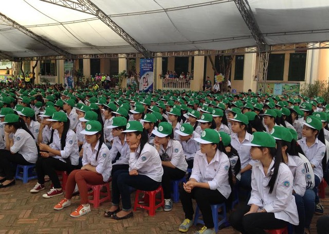 Học sinh trường THCS Kim Bôi -Hoà Bình hưởng ứng Ngày Vệ sinh thế giới. -ảnh: Hoài Nam