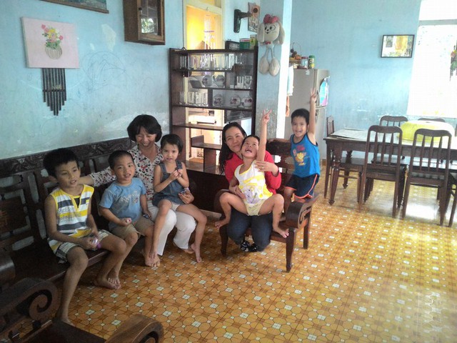Một hộ gia đình 8 con của mẹ Nguyễn Lê Kim Ngân trong làng thiếu niên Thủ Đức. Trong đó, trẻ nhỏ nhất 3 tuổi và lớn nhất là 17 tuổi (trẻ nữ được sống chung với mẹ đến lớn).