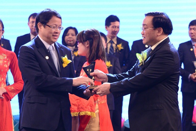 Phó Tổng Giám đốc VietinBank Nguyễn Văn Du  nhận giải thưởng do Phó Thủ tướng Hoàng Trung Hải trao.