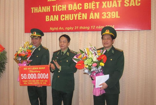 Đ/c Lê Xuân Đại -  Ủy viên BTV; Phó Chủ tịch thường trực UBND tỉnh Nghệ An tặng hoa và 50 triệu đồng cho Ban chuyên án