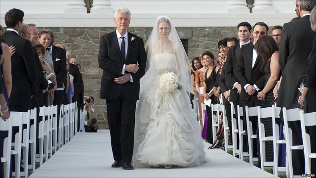 Năm 2010, cựu Tổng thống Bill Clinton xúc động dắt tay con gái vào lễ đường trong hôn lễ của Chelsea - Ảnh: BBC