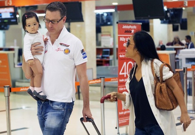 Đoan Trang và chồng Tây gặp rắc rối ở sân bay Tân Sơn Nhất