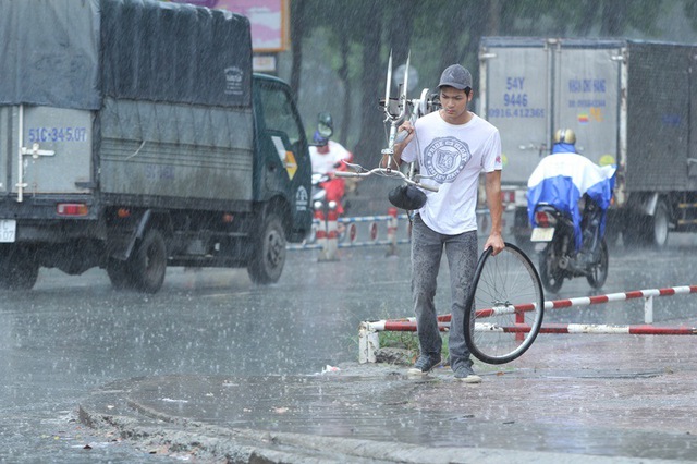 Không chỉ có sinh viên lắm tiền, Cú hích trên không co2n có sinh viên nghèo đầy hoài bảo...