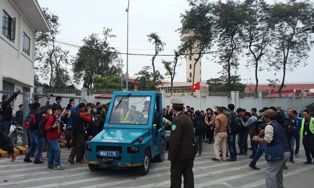 Chiếc xe nhỏ xíu chở thi thể các nạn nhân vào nhà tang lễ Phùng Hưng.