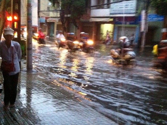 Đường Điện Biên Phủ nước ngập lênh láng.
