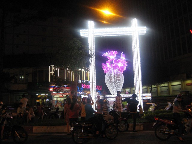 Người dân và du khách đang ngắm hoa đèn lung linh trong đêm Sài Gòn.