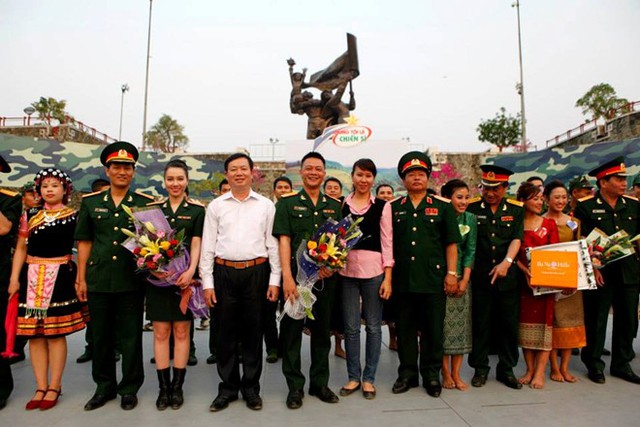 Tổng đạo diễn Thanh Hường cùng ê-kíp thực hiện chương trình có rất nhiều kỷ niệm với người lính trong suốt 8 năm gắn bó với chương trình. 