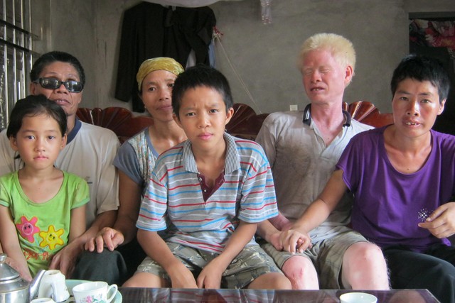 Ông bà Thuận – Xuân cùng các cháu và hai người con bị chất độc da cam. Ảnh: Quỳnh Vũ