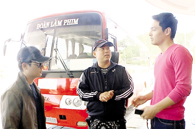 MC Phan Anh đang dàn xếp mâu thuẫn giữa nhạc sĩ Minh Khang và ca sĩ Hoàng Bách trong tập 6 chương trình “Bố ơi! Mình đi đâu thế?”. 	Ảnh: TL