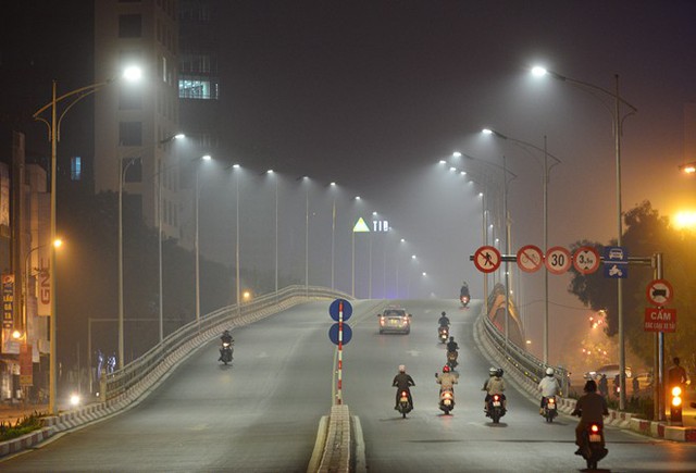 Hà Nội nhuốm đặc khói mù trong đêm tối