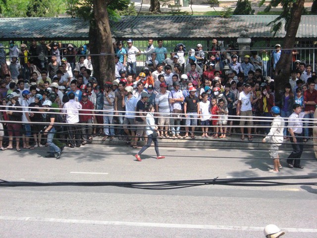Người dân tập trung bên đường theo dõi vụ giải cứu con tin.