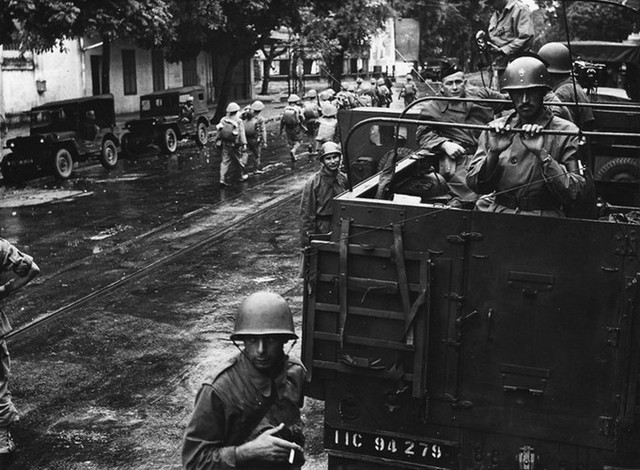 Lính Pháp lên xe để rời khỏi Thủ đô
