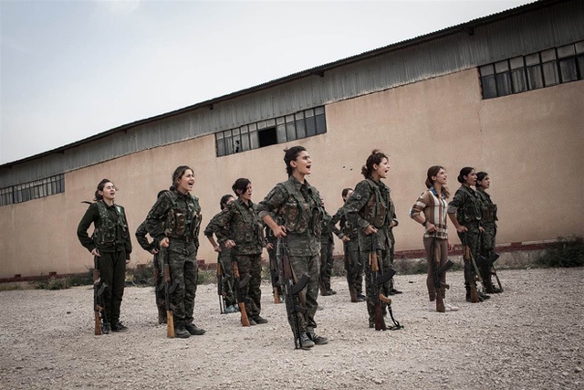 Các nữ tân binh YPJ tập luyện từ tinh mơ ở gần thành phố Derek, thuộc khu vực người Kurd ở Syria. Chương trình đưa ra một số bài tập yêu cầu các nữ binh thực hiện.