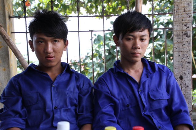Hai thuyền viên trẻ nhất trên tàu BĐ 95393 TS - Phạm Minh Ánh (trái) và Ngô Ngọc Trường. Ảnh Đức Hoàng