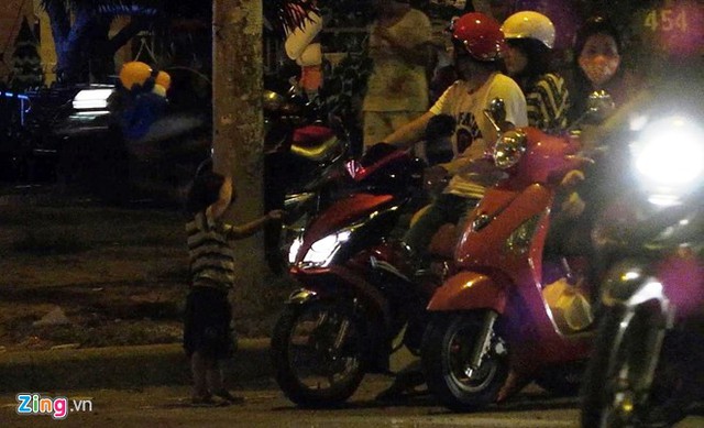 Một đêm chặn đầu xe xin tiền của bé trai ở Sài Gòn
