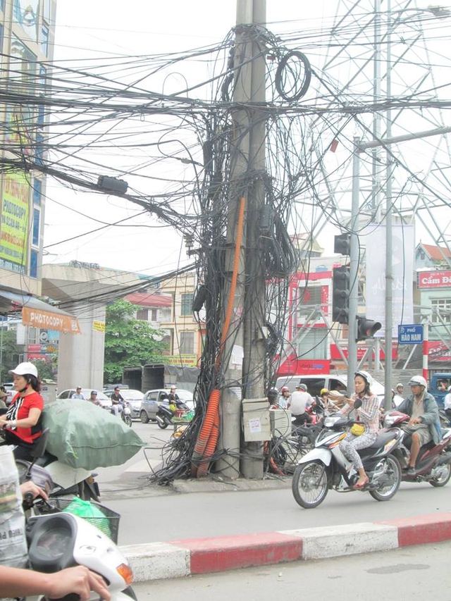 Búi dây điện lùng nhùng giữa ngã tư Đê La Thành - Hào Nam. Ảnh: H.Phương