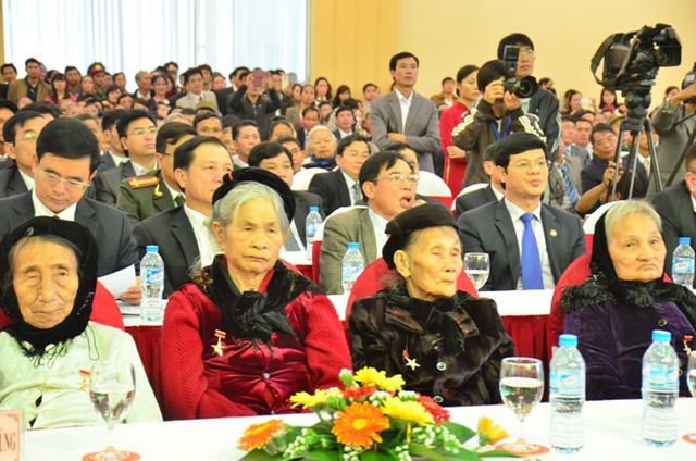 Các bà mẹ Việt Nam anh hùng và các đại biểu tham dự buổi lễ