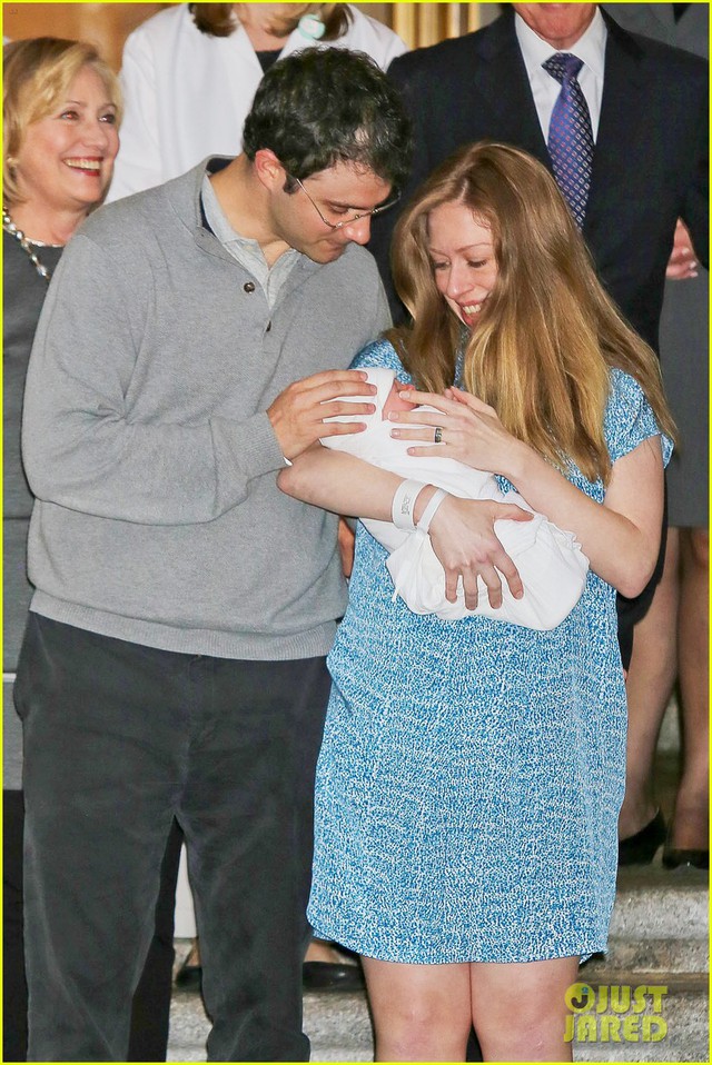 Vợ chồng Chelsea và Marc cùng con gái đầu lòng lần đầu xuất hiện trước công chúng
