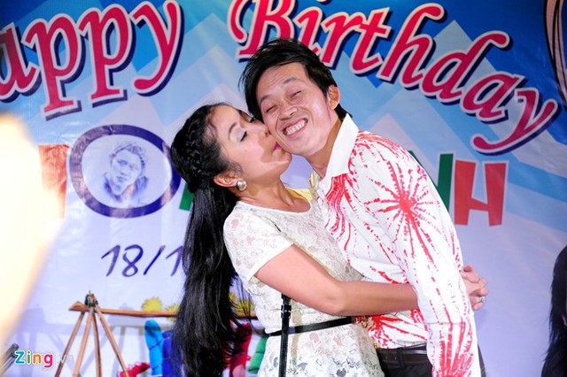 Hoài Linh suýt té nhào trong tiệc sinh nhật