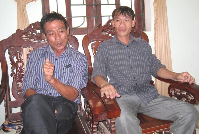 Ông Nguyễn Minh Lý (ảnh trái) thôn trưởng thôn 6 và ông Lê Xuân Hoài Bí thư Chi bộ thôn 6 xã Đức Bồng.